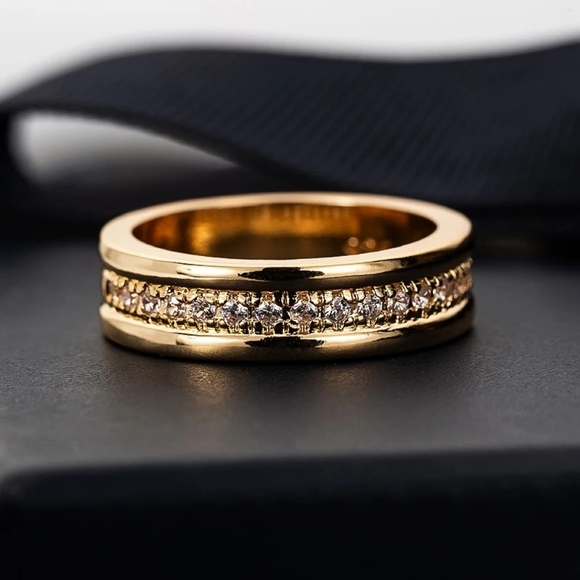 Classic Wedding Ring w. Middle Paved CZ Stones - Picture 2 of 4